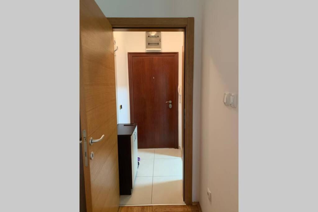 Renovated Cozy Studio 7 At Top Location - Available For Long Term Rentals Нови Сад Екстериор снимка